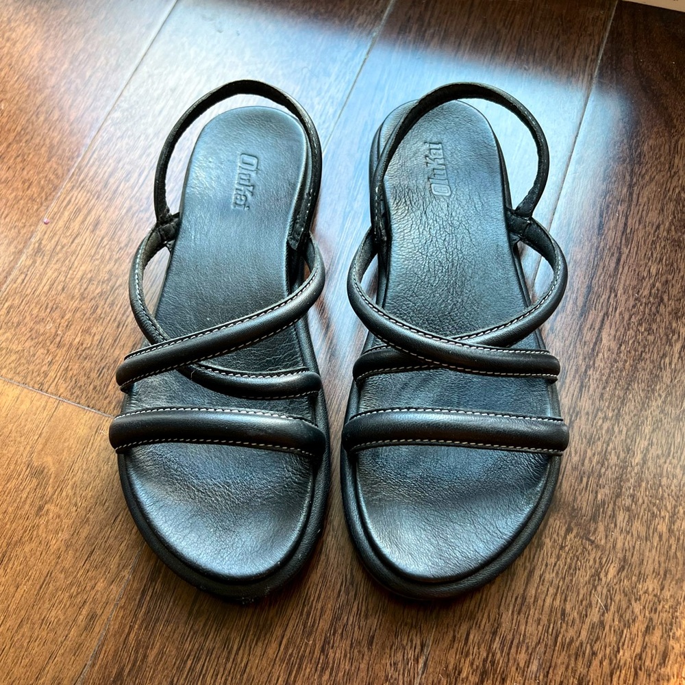 OluKai Tiare Strappy Sandal - Black Size 7